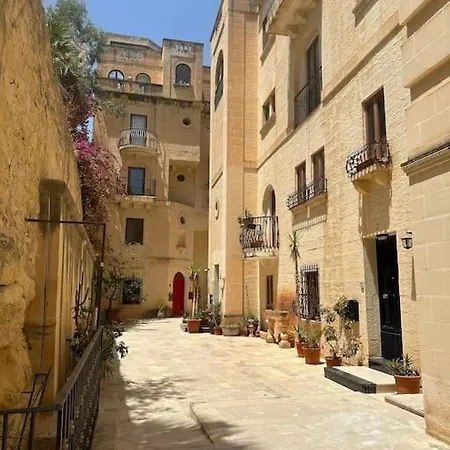 Character Maisonette Spinola Bay Apartament